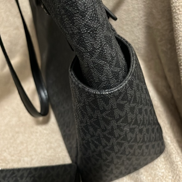 Michael Kors Jet Set Handbag and wallet - Picture 8 of 8